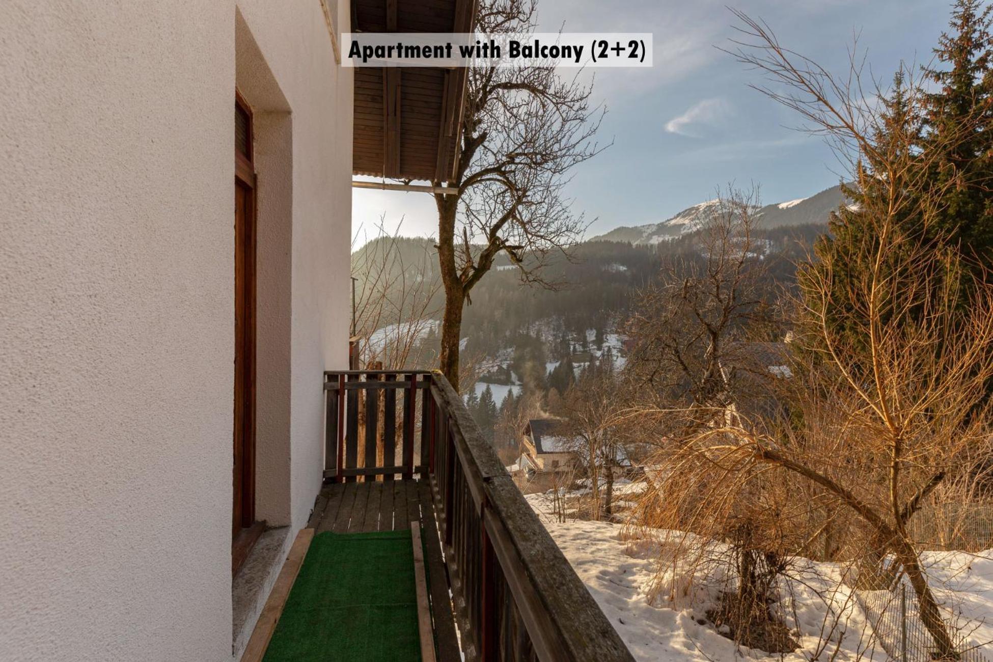 Apartments Farm House Uric Йесенице Екстериор снимка