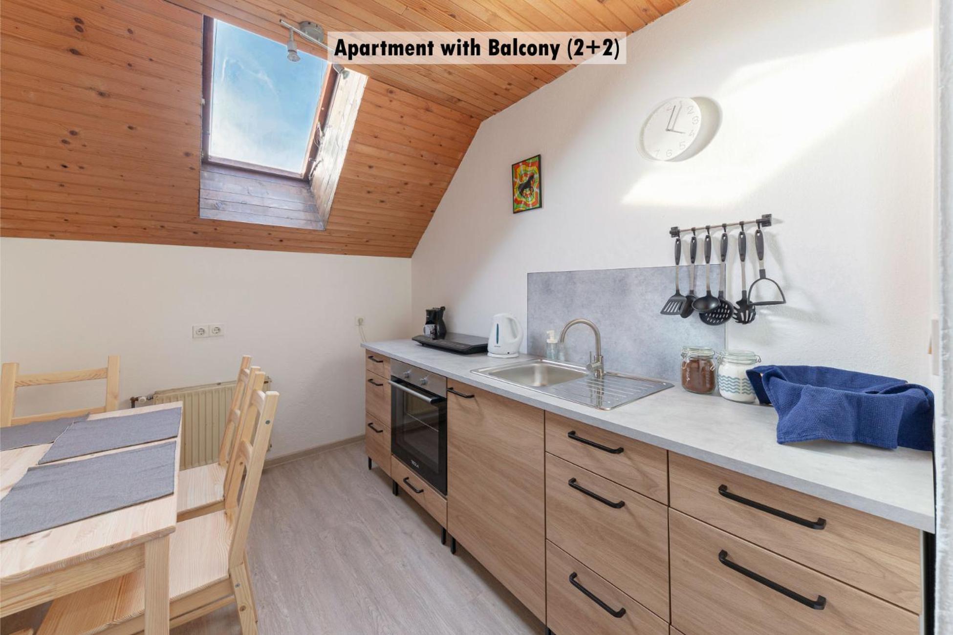 Apartments Farm House Uric Йесенице Екстериор снимка