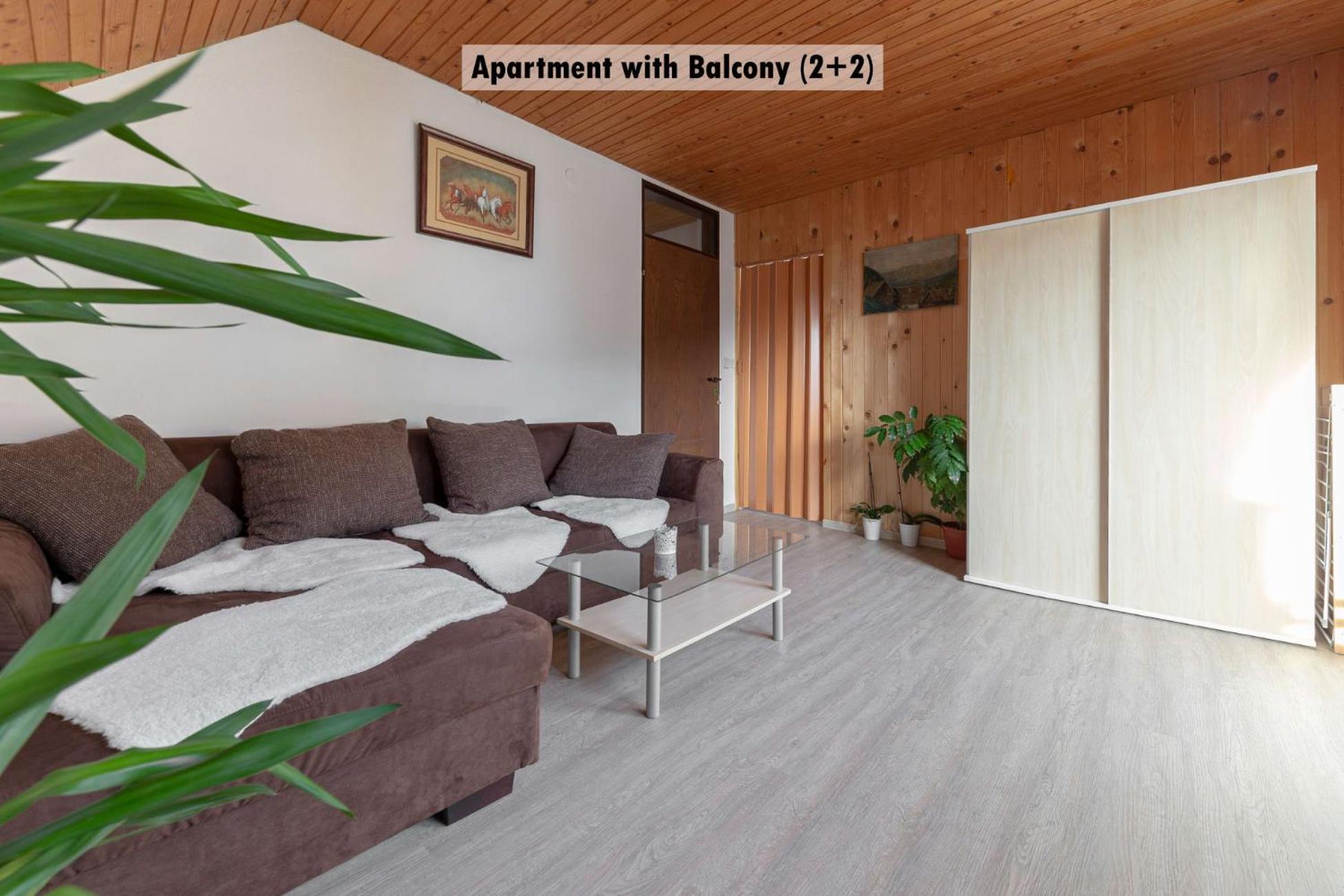 Apartments Farm House Uric Йесенице Екстериор снимка